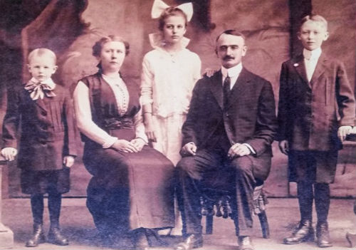 Donald Trump grandparents Family: John(uncle), Elizabeth Christ(Grandma), Elizabeth(Aunt), Fredrick(Grandpa), Fred(Father)
