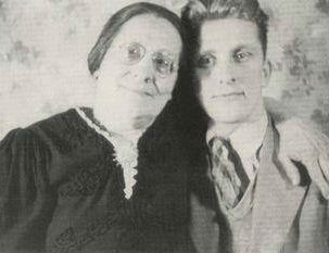 Kirk Douglas with mother Bryna Sanglel