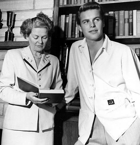 Robert Wagner & mother Hazel Bow